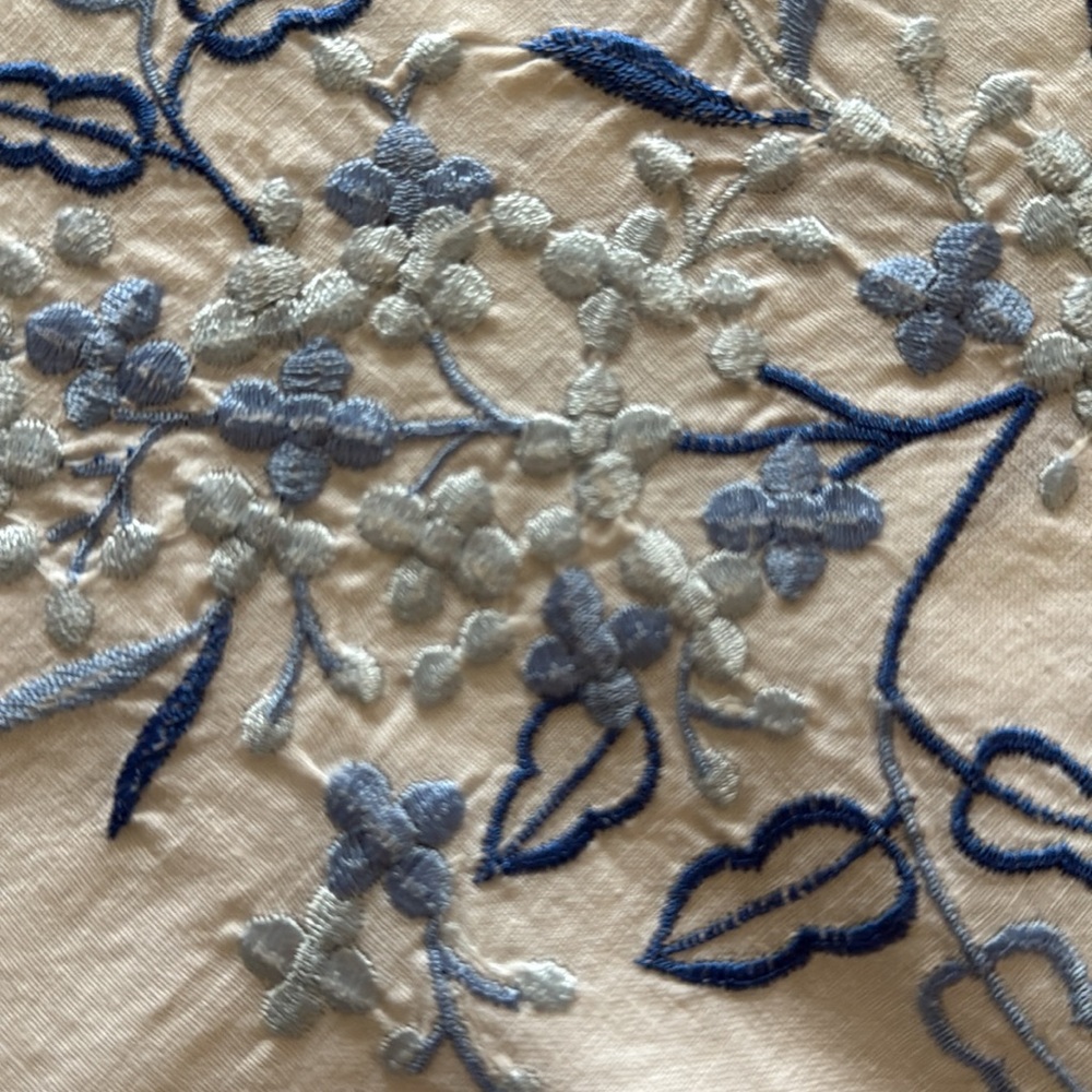 Elegant White and Blue Embroidered Tablecloth - Picture 4 of 4